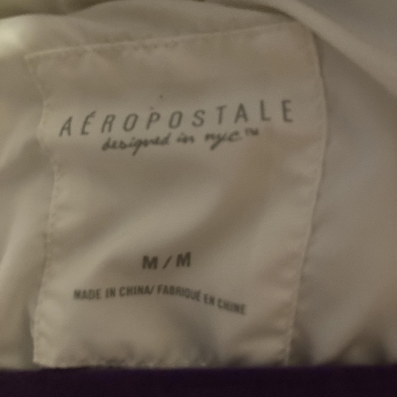 White puffer vest with hood. Zip up front with pockets by Areopostale - Picture 10 of 11